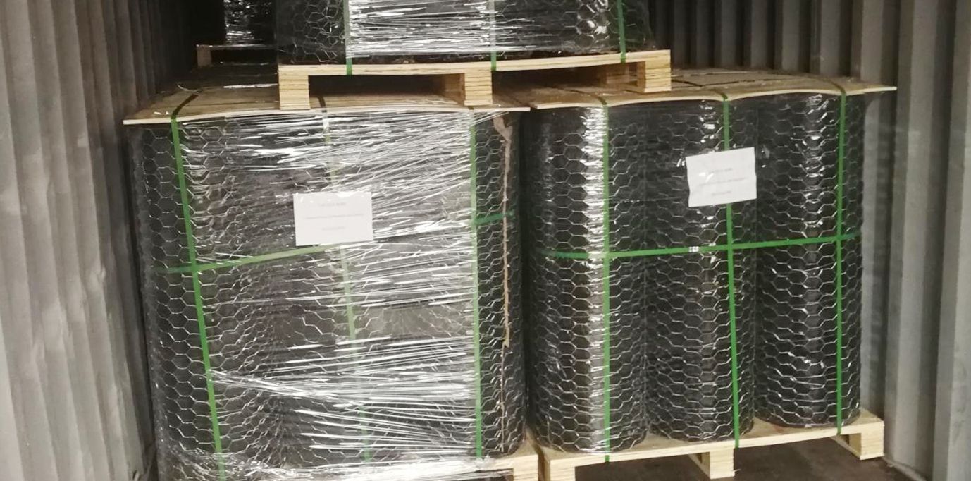 Габионы, аккуратно упакованные на деревянные поддоны