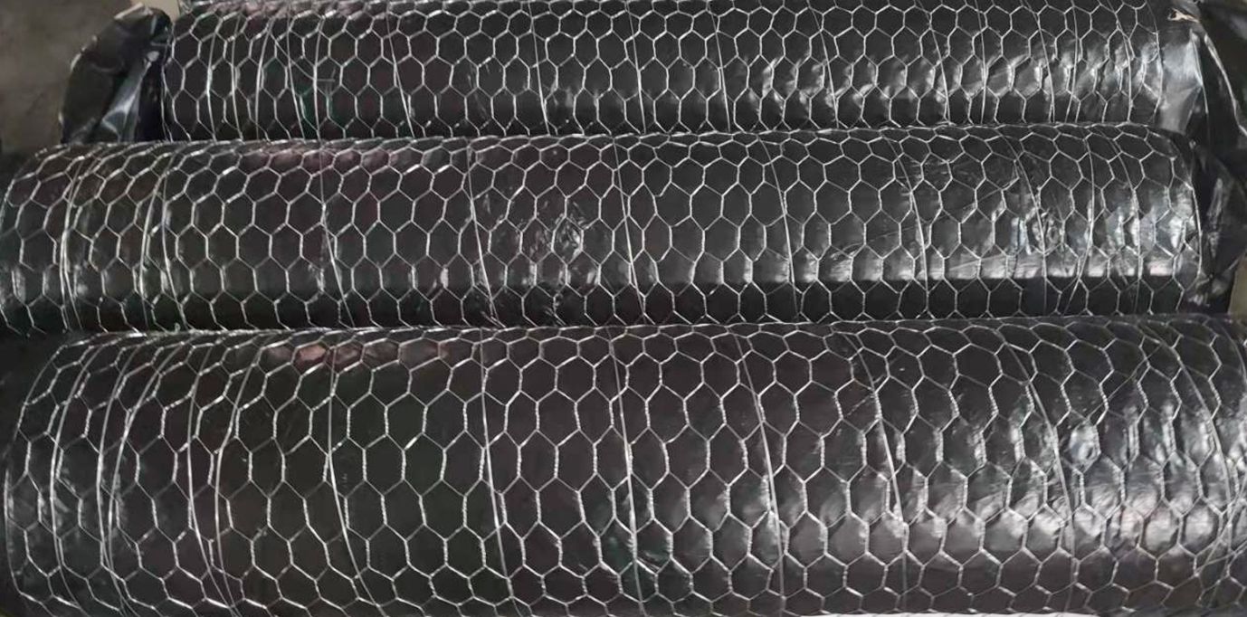 металлическая сетка, обёрнутые в защитную плёнку