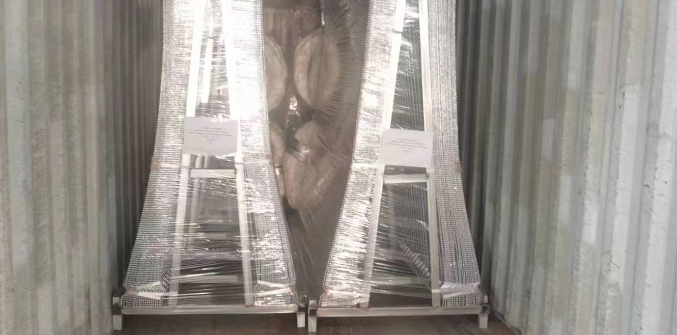 Погрузка контейнера на складе перед отправкой