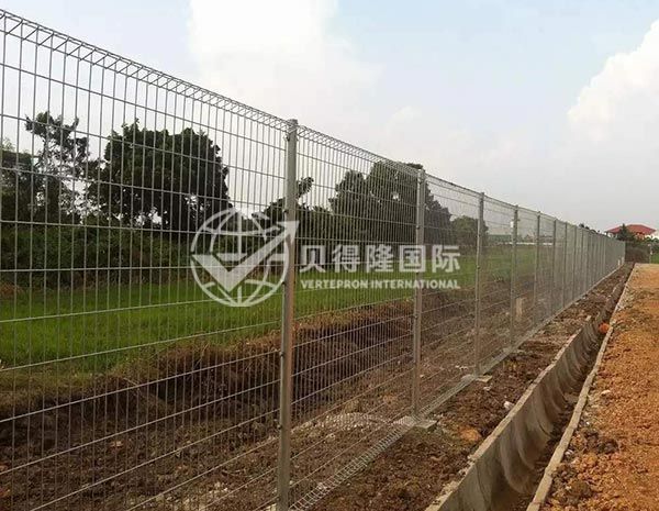 Горячеоцинкованный забор из сетки BRC с изогнутым верхним краем