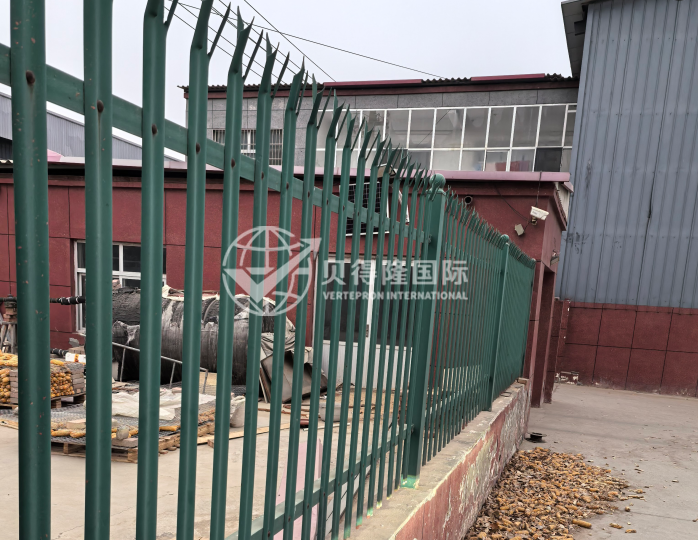 Забор из металлического штакетника